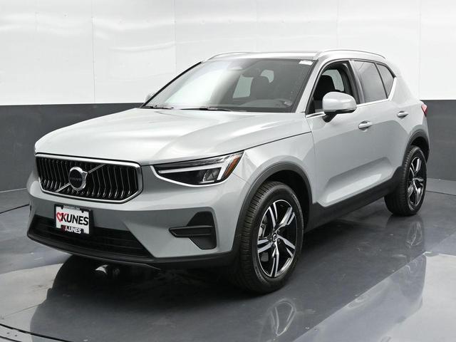 Photo of 2025 Metallic Volvo XC40
