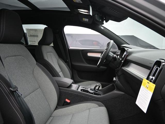 Photo of 2025 Metallic Volvo XC40