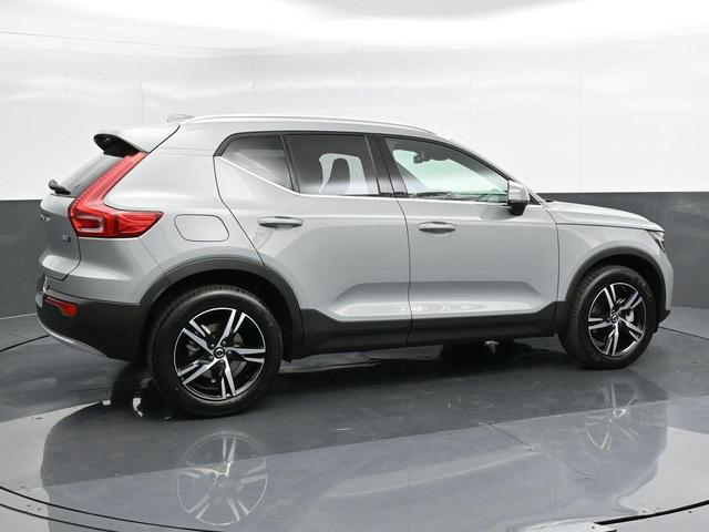 Photo of 2025 Metallic Volvo XC40
