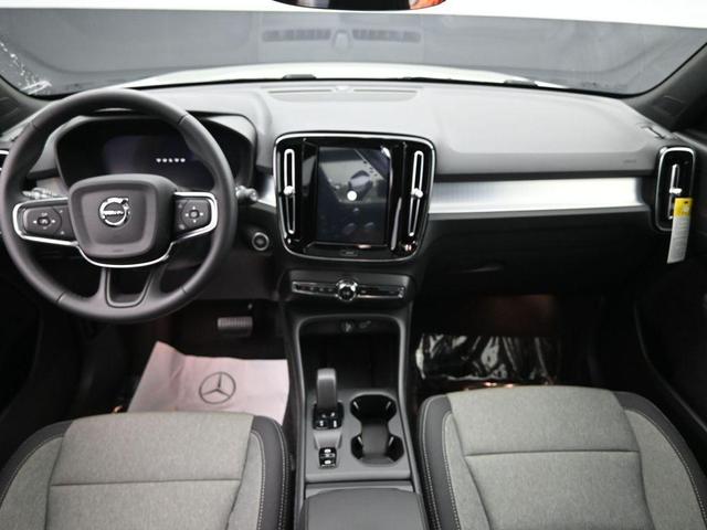 Photo of 2025 Metallic Volvo XC40
