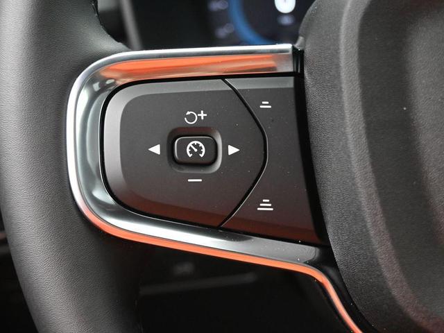 Photo of 2025 Metallic Volvo XC40