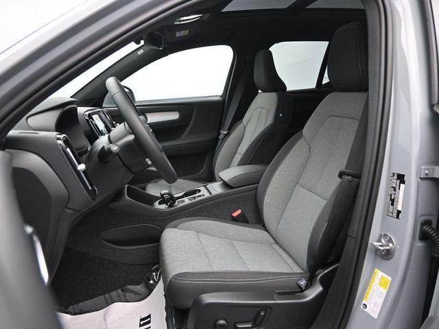 Photo of 2025 Metallic Volvo XC40