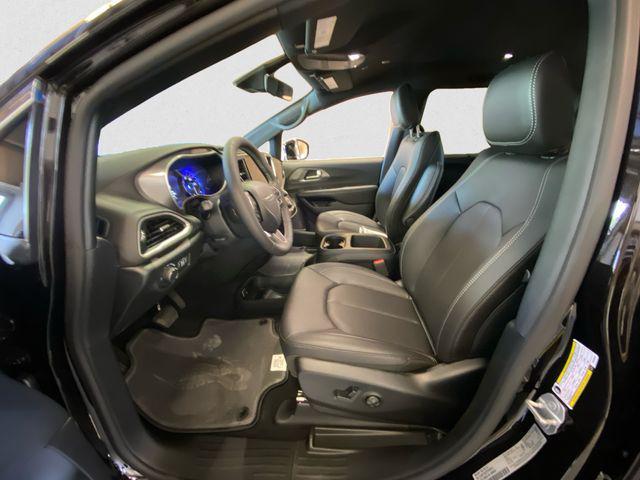 Photo of 2026 Diamond Black Crystal Pearlcoat Chrysler Voyager