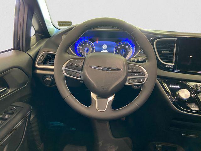Photo of 2026 Diamond Black Crystal Pearlcoat Chrysler Voyager