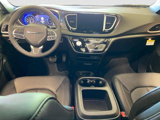Photo of 2026 Diamond Black Crystal Pearlcoat Chrysler Voyager