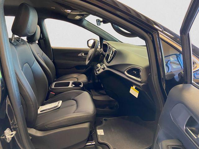 Photo of 2026 Diamond Black Crystal Pearlcoat Chrysler Voyager