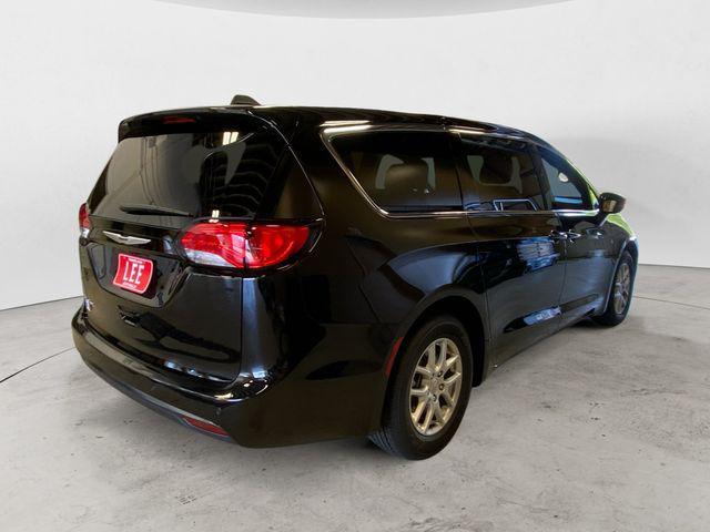 Photo of 2026 Diamond Black Crystal Pearlcoat Chrysler Voyager