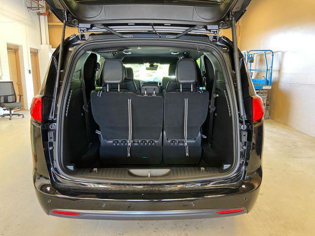 Photo of 2026 Diamond Black Crystal Pearlcoat Chrysler Voyager