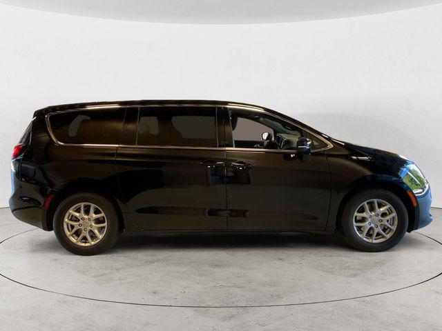 Photo of 2026 Diamond Black Crystal Pearlcoat Chrysler Voyager