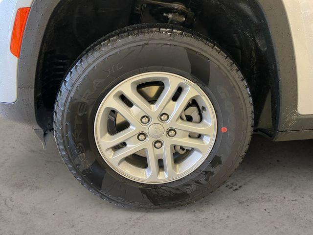 Photo of 2025 Silver Zynith Jeep Grand Cherokee
