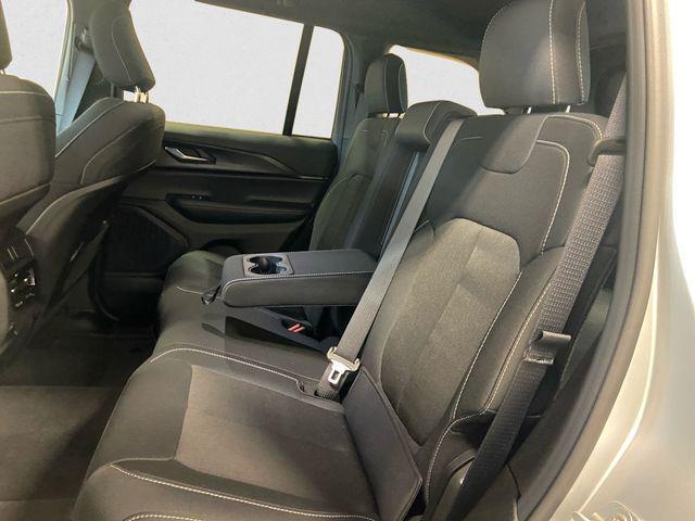 Photo of 2025 Silver Zynith Jeep Grand Cherokee