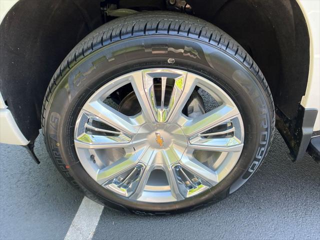 Photo of 2023 Iridescent Pearl Tricoat Chevrolet Silverado 1500