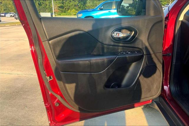 Photo of 2021 Velvet Red Pearlcoat Jeep Cherokee