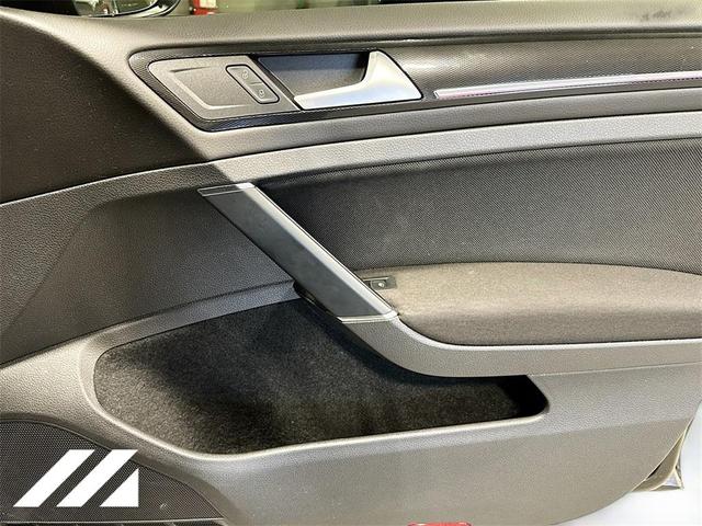 Photo of 2016 Deep Black Pearl Effect Volkswagen Golf GTI