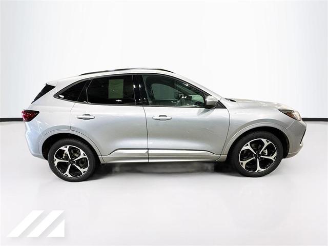 Photo of 2023 Iconic Silver Metallic Ford Escape