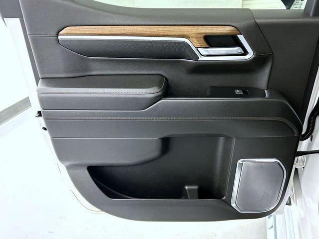 Photo of 2022 Iridescent Pearl Tricoat Chevrolet Silverado 1500