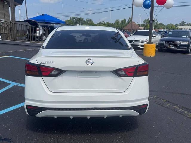 Photo of 2020 Glacier White Nissan Altima