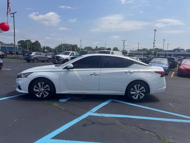 Photo of 2020 Glacier White Nissan Altima