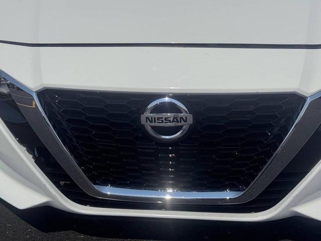 Photo of 2020 Glacier White Nissan Altima
