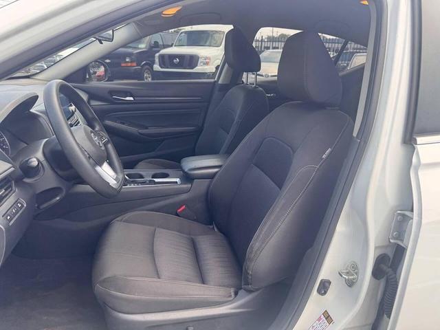Photo of 2020 Glacier White Nissan Altima