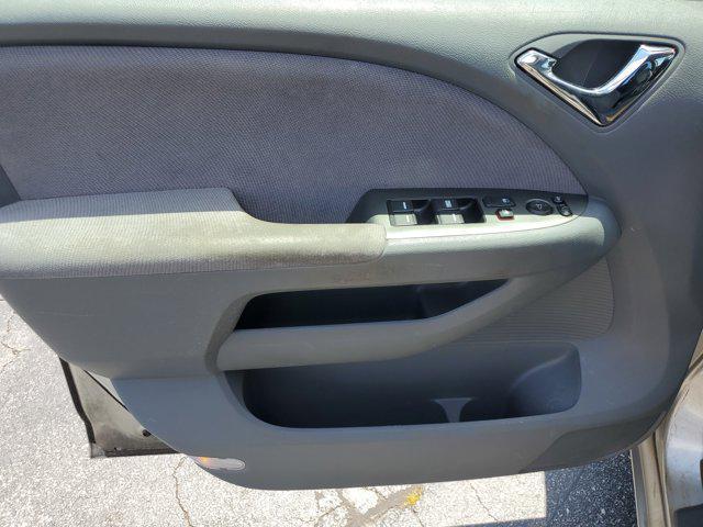 Photo of 2006 Silver Pearl Metallic Honda Odyssey