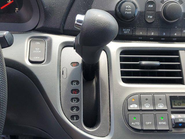 Photo of 2006 Silver Pearl Metallic Honda Odyssey