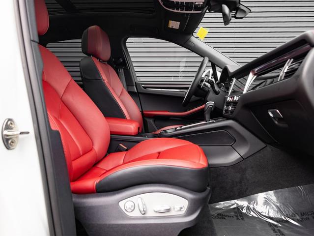 Photo of 2025 White Porsche Macan