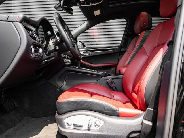 Photo of 2022 Black Porsche Macan
