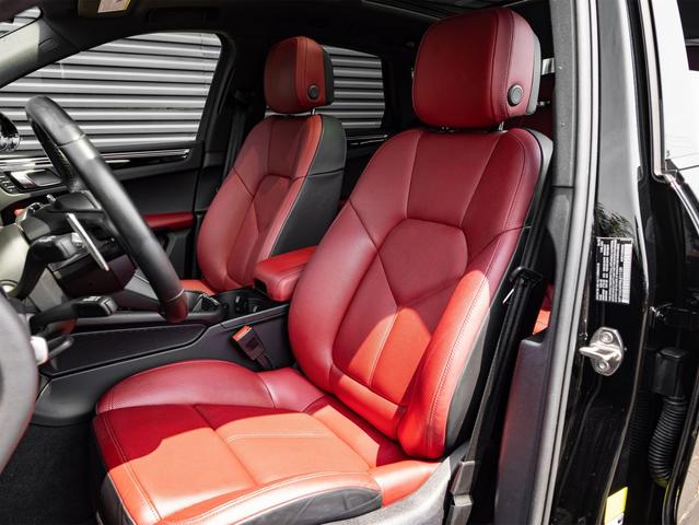 Photo of 2022 Black Porsche Macan