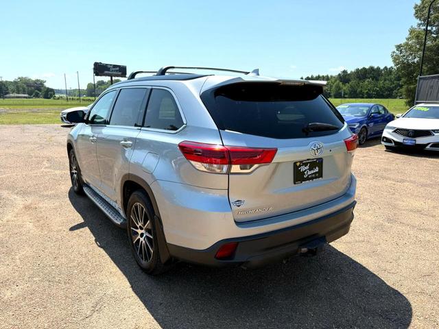 Photo of 2017 Silver Toyota Highlander