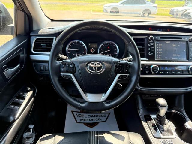 Photo of 2017 Silver Toyota Highlander
