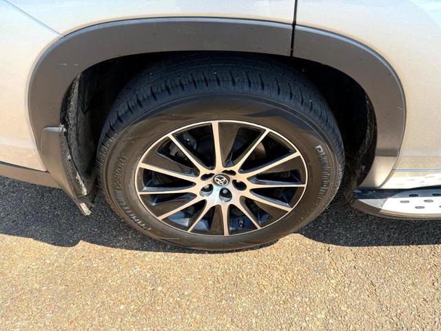 Photo of 2017 Silver Toyota Highlander