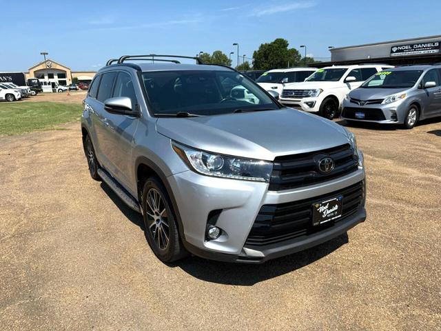 Photo of 2017 Silver Toyota Highlander