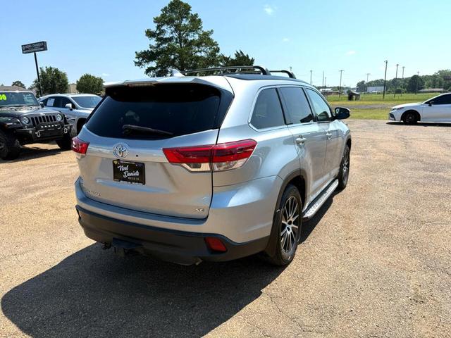 Photo of 2017 Silver Toyota Highlander