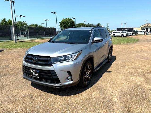 Photo of 2017 Silver Toyota Highlander