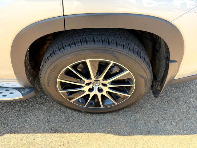 Photo of 2017 Silver Toyota Highlander