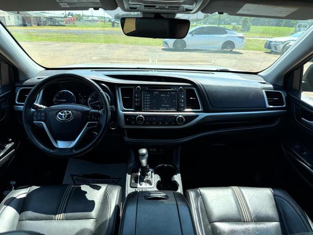 Photo of 2017 Silver Toyota Highlander