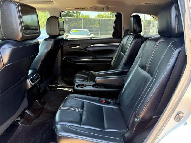Photo of 2017 Silver Toyota Highlander