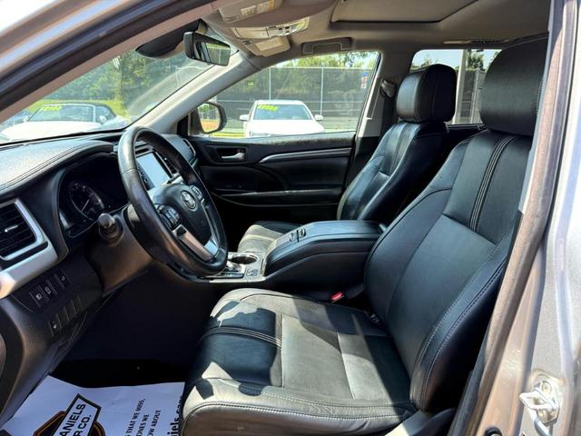 Photo of 2017 Silver Toyota Highlander