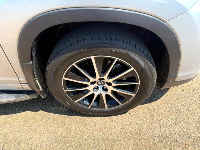 Photo of 2017 Silver Toyota Highlander