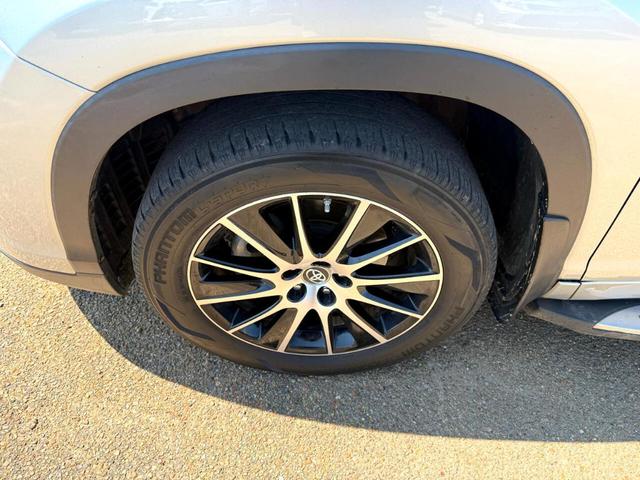 Photo of 2017 Silver Toyota Highlander