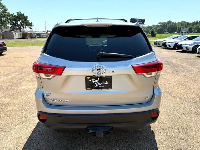 Photo of 2017 Silver Toyota Highlander