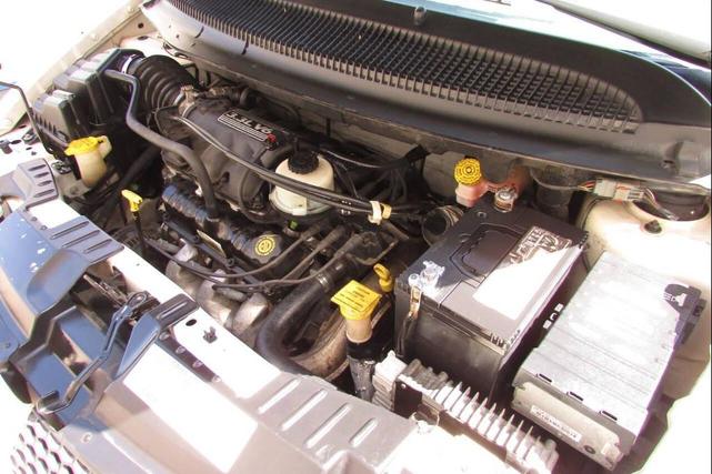 Photo of 2002 White Dodge Caravan