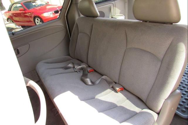 Photo of 2002 White Dodge Caravan