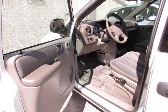 Photo of 2002 White Dodge Caravan