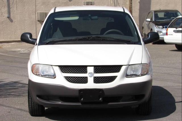 Photo of 2002 White Dodge Caravan