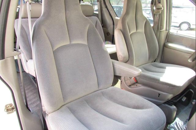 Photo of 2002 White Dodge Caravan