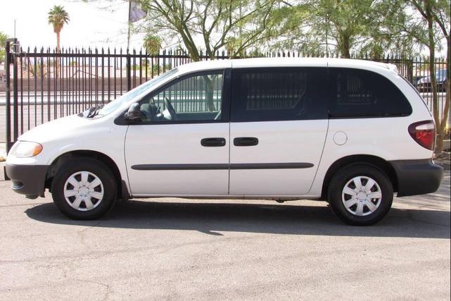 Photo of 2002 White Dodge Caravan
