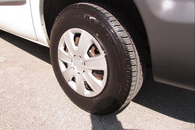 Photo of 2002 White Dodge Caravan