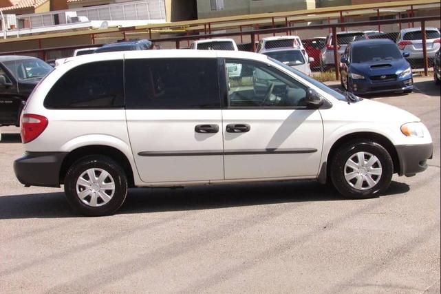 Photo of 2002 White Dodge Caravan